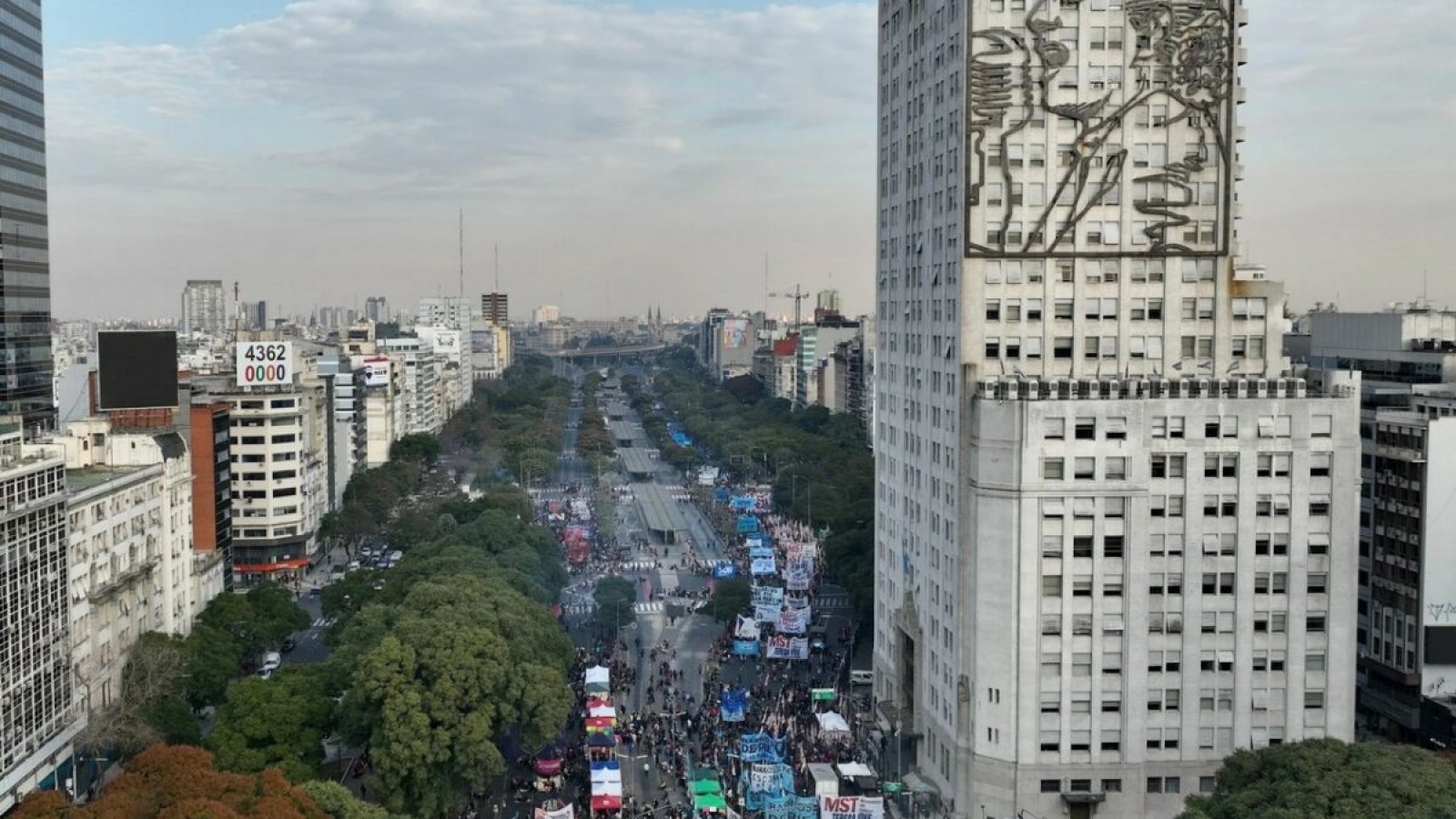 Milei analiza demoler el ex Ministerio de Desarrollo Social que lleva la imagen de Eva Perón